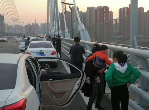 女子帶女兒想跳高架？警方：已勸離