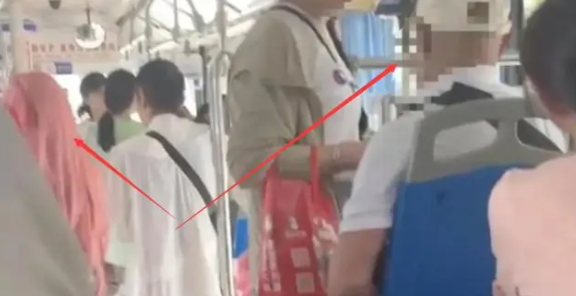 女孩穿cos服坐公交被大爺辱罵，本人發聲