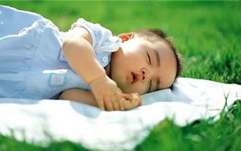 1歲寶寶半夜栽進(jìn)床邊水桶溺亡 醫(yī)生:孩子送來已經(jīng)腦死亡