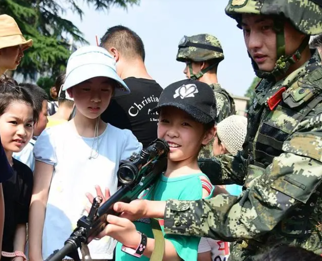 云南一夏令營(yíng)被舉報(bào)百名孩子住工棚！