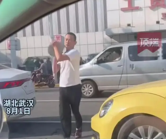 32周孕婦開車遭路怒，男子強(qiáng)行別停搬石頭砸車！