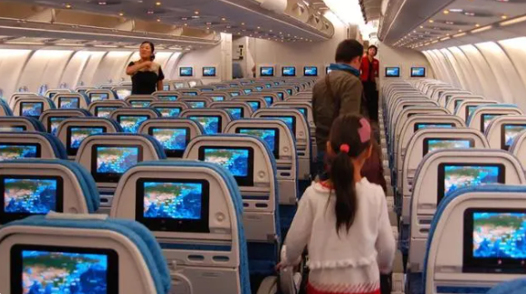 女子稱帶3娃買4張票登機被拒 鼓勵三胎背后政策要跟上