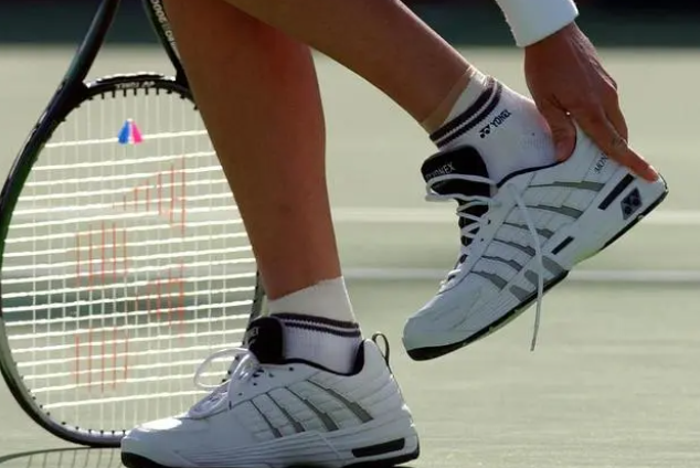 15歲男孩56碼大腳丫愁壞老媽，網(wǎng)友：這不是未來的籃球巨星嘛