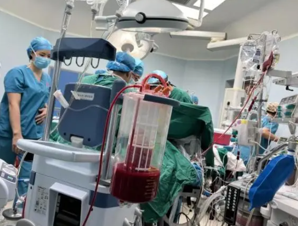 驚險27小時！南寧一高齡產婦突發羊水栓塞，醫護與死神“搶人”