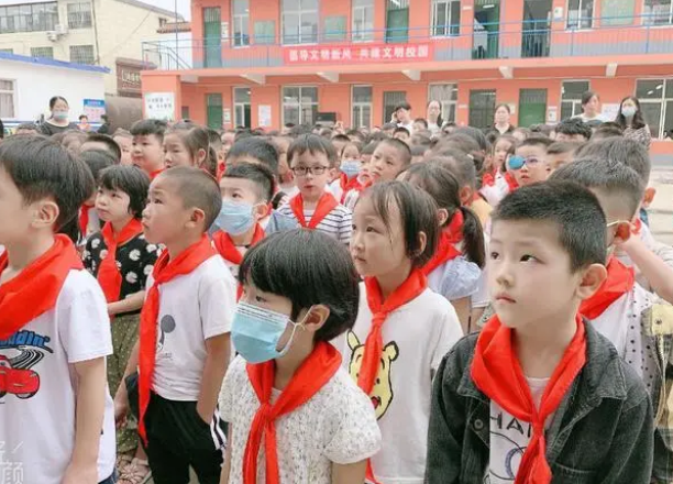 首批“二孩”要上小學了！多地現小學入學高峰，有的增加超三成