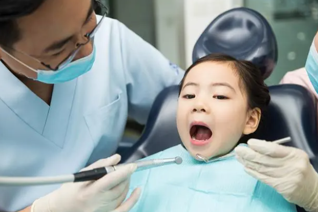 浙江一男孩飲料上癮牙齒全爛，14歲就戴假牙，碳酸飲料當水喝