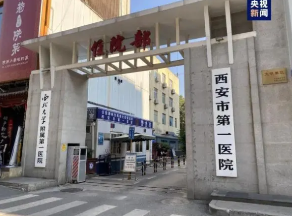 收受醫藥代表現金，竟淡定數錢揣兜裝包！兩醫生被停職調查