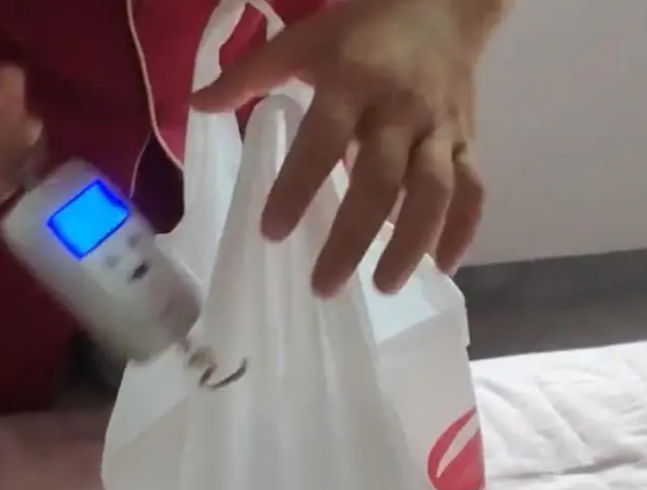 新手奶爸將14天嬰兒放塑料袋稱體重，寶媽：稱完還很驚訝