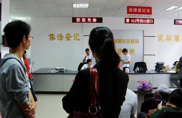 赤峰一對新人臨下班去婚姻登記處領證被拒，10分鐘提前下班惹爭議