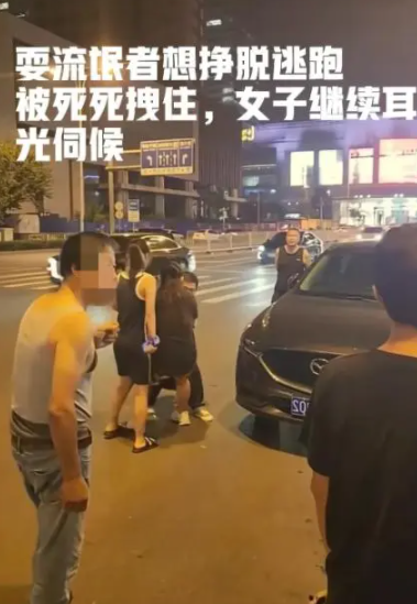 男子耍流氓被女子狂扇耳光 警方通報