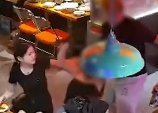 河南一男子強行買單搭訕失敗，惱羞成怒扯頭發拖拽女子，警方介入