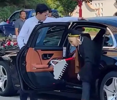 新郎開邁巴赫扮豬八戒接新娘，場面醒目