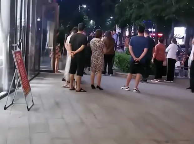 河南一13歲男孩花318元燙發(fā),家長(zhǎng)報(bào)警要回200元,理發(fā)店直喊冤