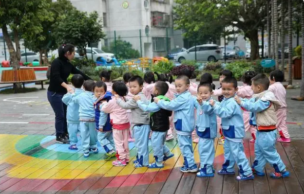 幼師恐嚇孩子還令其假笑擺拍,園長稱老師情緒失控了,教育局回應(yīng)