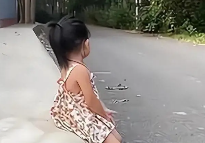 太爺爺去世11天，重孫女坐路口等待，期盼著太爺爺回來