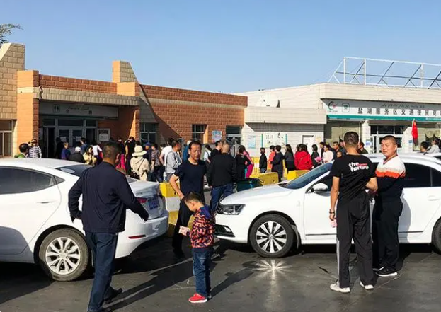 “走半路人丟了”，男孩被家人丟在高速服務區，結局哭笑不得