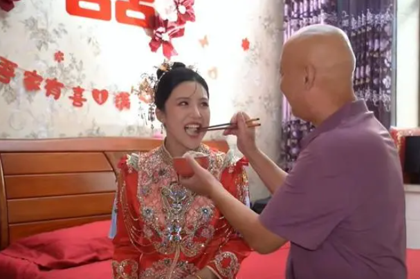 父親喂即將出嫁的女兒吃餃子，女兒的反應，卻讓父親直接淚崩