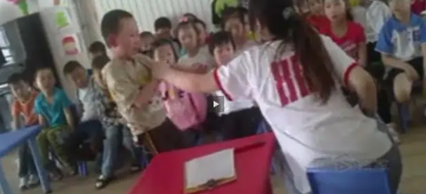 幼師多次腳踹幼兒并扇臉 已被拘