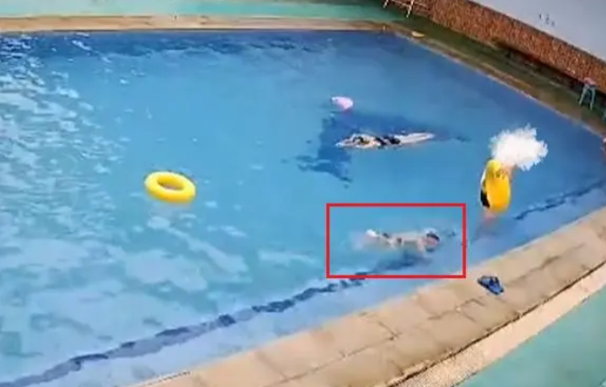 男童游泳池溺亡10分鐘無人救援！冷漠旁觀者讓人寒心