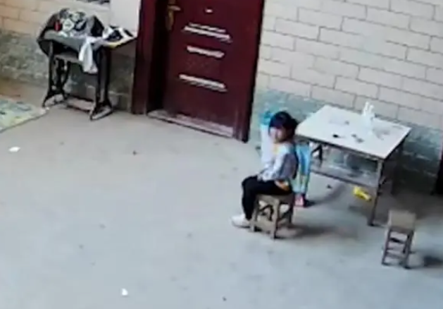 太辛酸！5歲女兒一遍遍喊媽媽，女子看后連夜開車10小時趕了回來