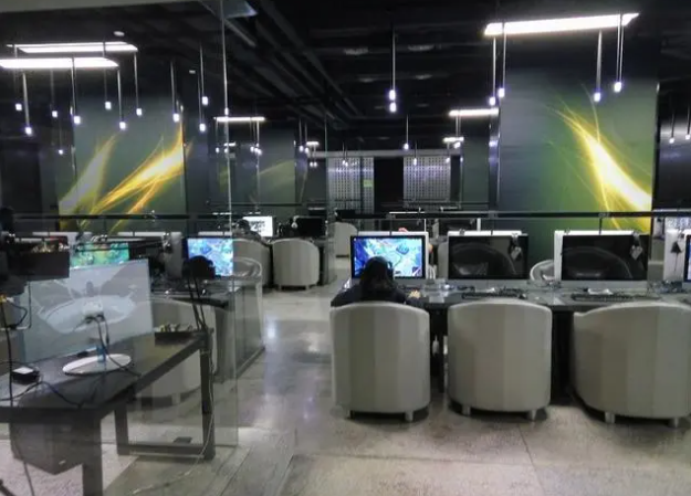 高校閱覽室學生打游戲管理員抽煙