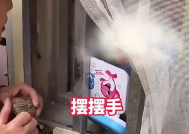 江蘇一3歲兒童被父親關車庫3天，鄰居聽見呼叫后報警，社區回應