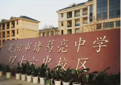 寫“你是孤兒嗎”評語老師道歉,并取得學(xué)生和家長的原諒!