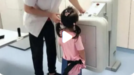 女子帶娃拍胸片發現是醫生的小孩在操作