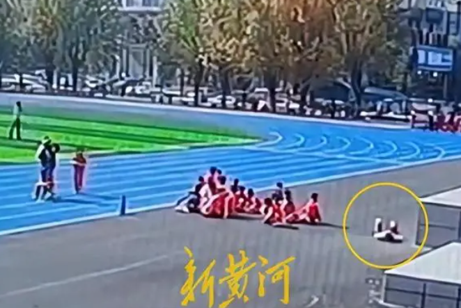 又是校園悲劇：女童體育課短跑后倒地猝！家長質疑學校施救不當？