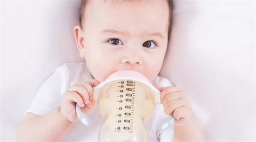 神奇之手，讓胎兒在子宮內完成180°轉體！臀位外倒轉術給了她順產的機會