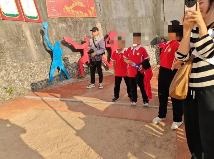 那些失去了課間十分鐘的孩子們，流行起了“廁所社交”