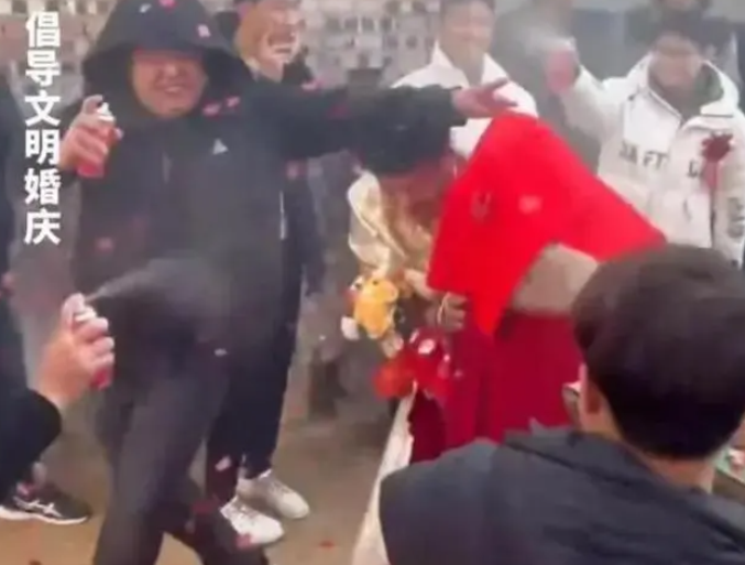 新娘遭婚鬧大姨一把推開掃興小伙，網(wǎng)友：給“保鏢阿姨”點(diǎn)贊