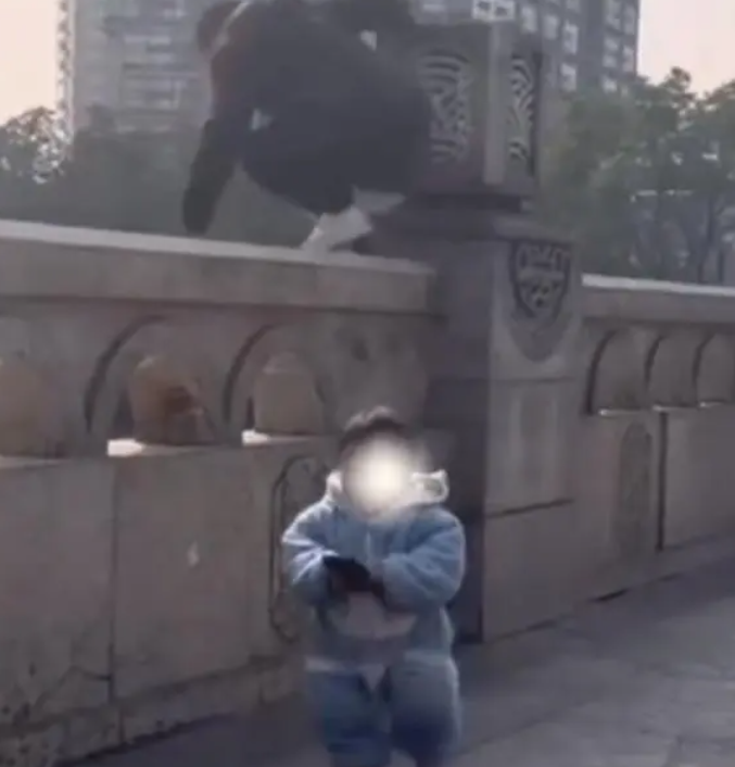 四川一女子跳橋輕生，1歲娃大哭挽留，網友：多絕望才做到這一步