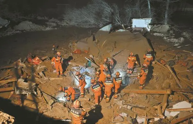 墻塌瞬間媽媽用身體護(hù)住兩個(gè)孩子，甘肅地震，廢墟中綻放的母愛