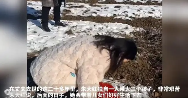 勞榮枝終獲伏法，小木匠妻兒墳前祭拜，曾經的磨難，誓言美好未來