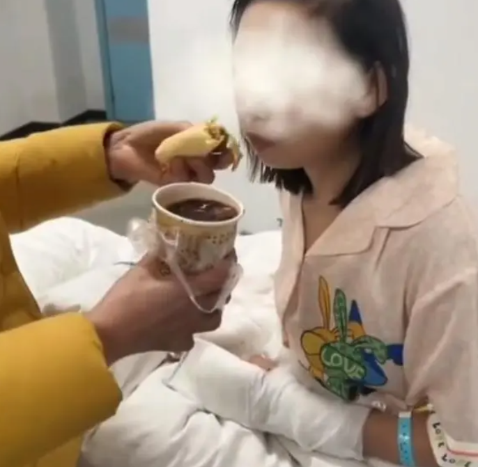 雙胞胎姐姐與妹妹發生爭執，竟將其雙手肌腱割斷，原因真的很無語