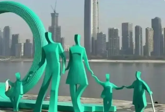 武漢一家三口的雕塑變成一家五口，網(wǎng)友笑翻：父母都累綠了！