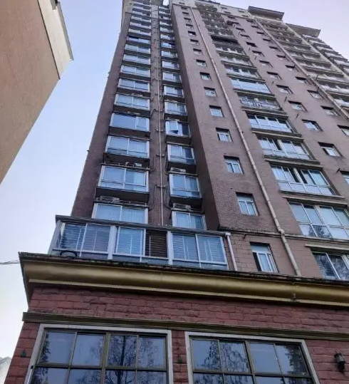 14樓玻璃墜落，孕婦被砸傷，絕望中終止妊娠