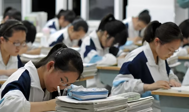 敗類！河南一班主任讓全班學生發毒誓：在教室里不學習，就死爹媽