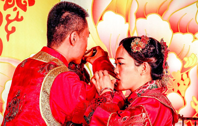 新郎為寵妻辦中式婚禮自己也入坑，新娘：起初不同意 后來很享受