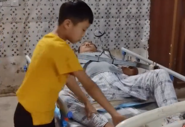 媽媽離世，與爸爸相依為命，爸爸癱瘓，男孩請假獨自照顧