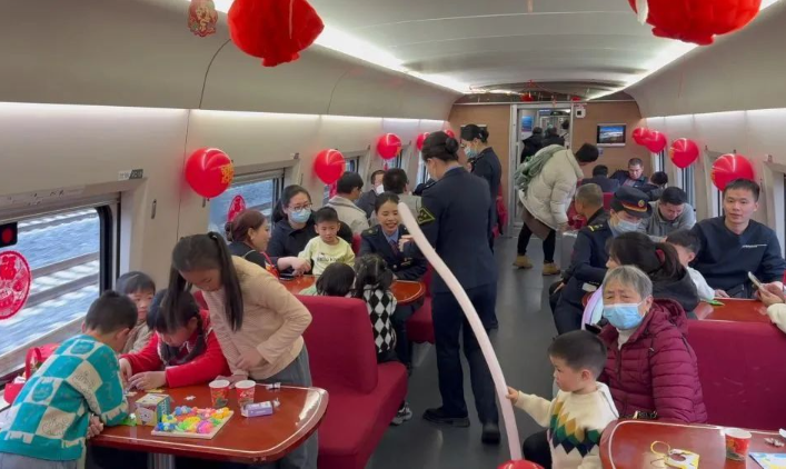 高鐵有遛娃車廂了，網(wǎng)友：這波暖到了！