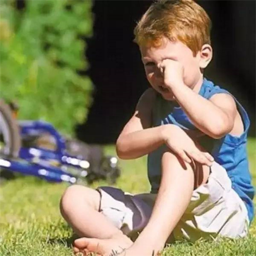 寶寶為何會自撞頭部？其家長應該怎么應對？