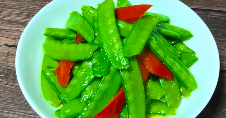 母乳喂養(yǎng)的寶寶需要額外喂水嗎？如何判斷寶寶是否需要喂水？