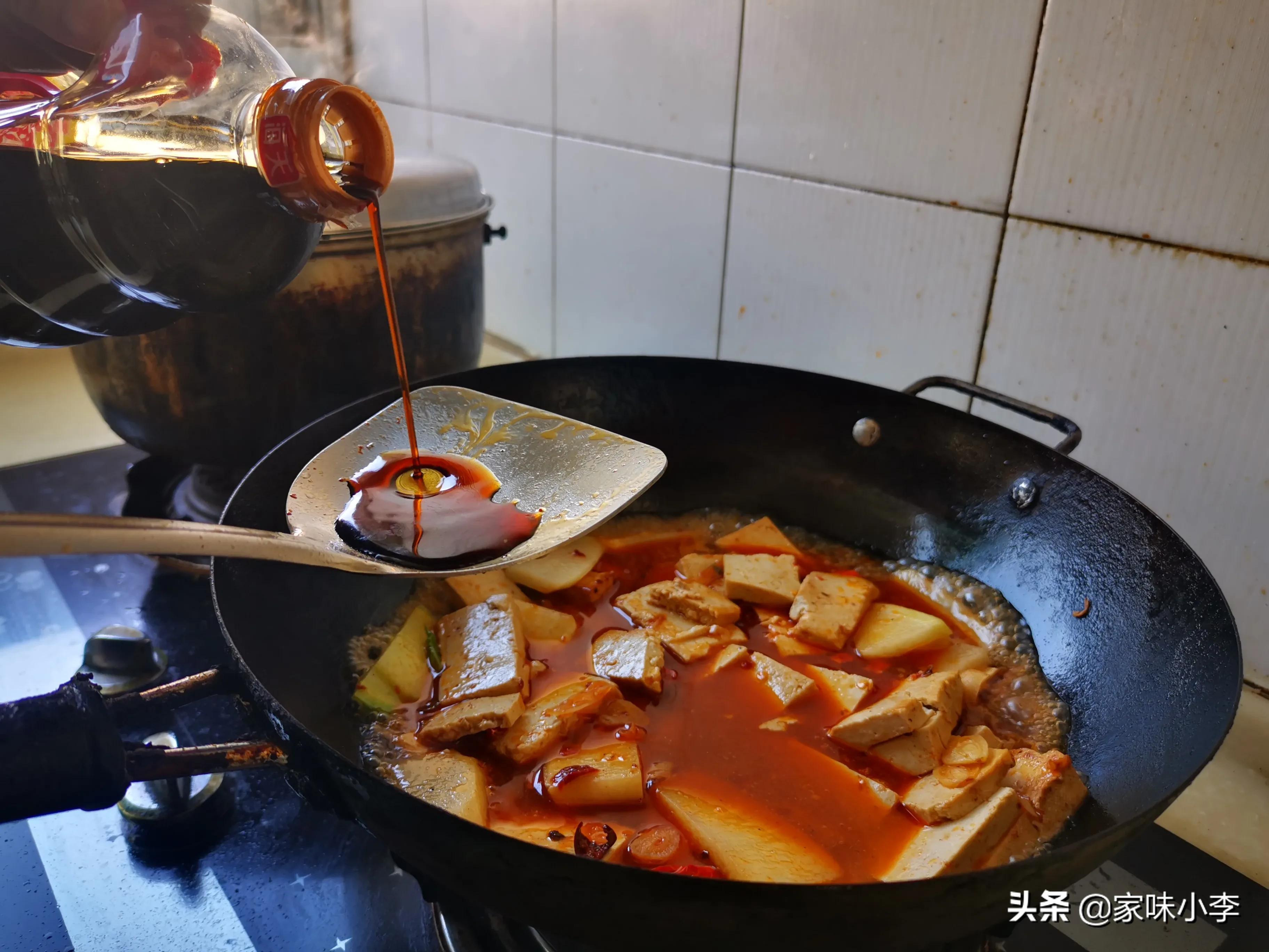 哄娃睡覺時這些動作可能對寶寶脊椎發育造成影響