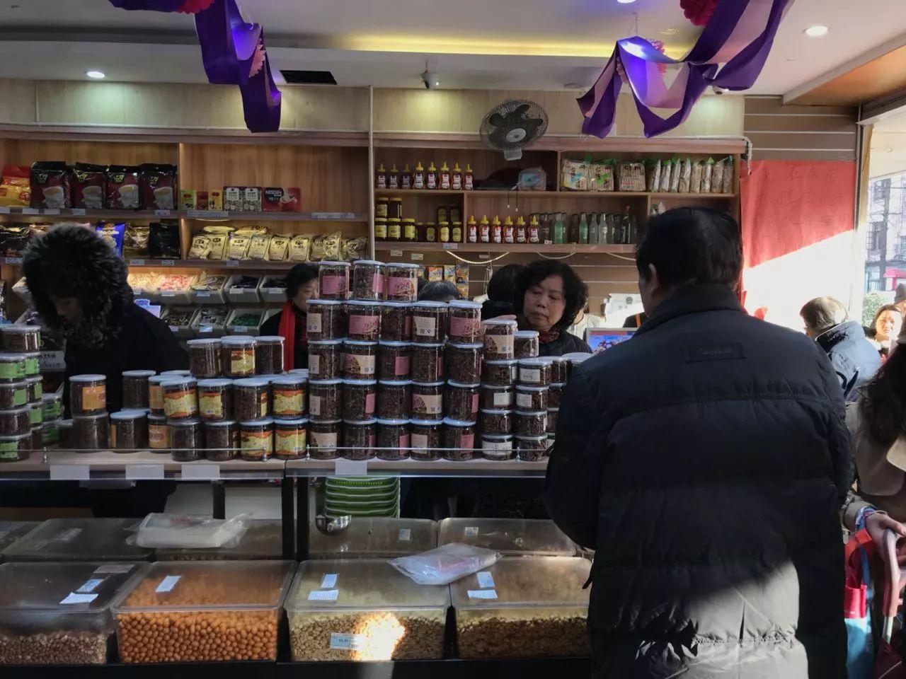 給辛勤勞作的孩子們發(fā)獎